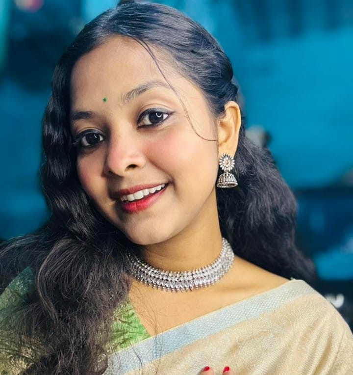 কলেজের সেক্সি সিনিয়র আত্রেয়ী